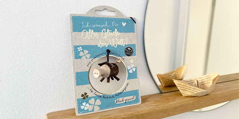 Waldfabrik HappyAnimals Glücksschweinchen auf einem Regal dekoriert