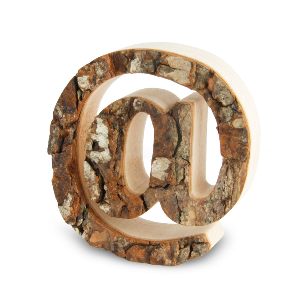 Holzbuchstabe mit Rinde: @