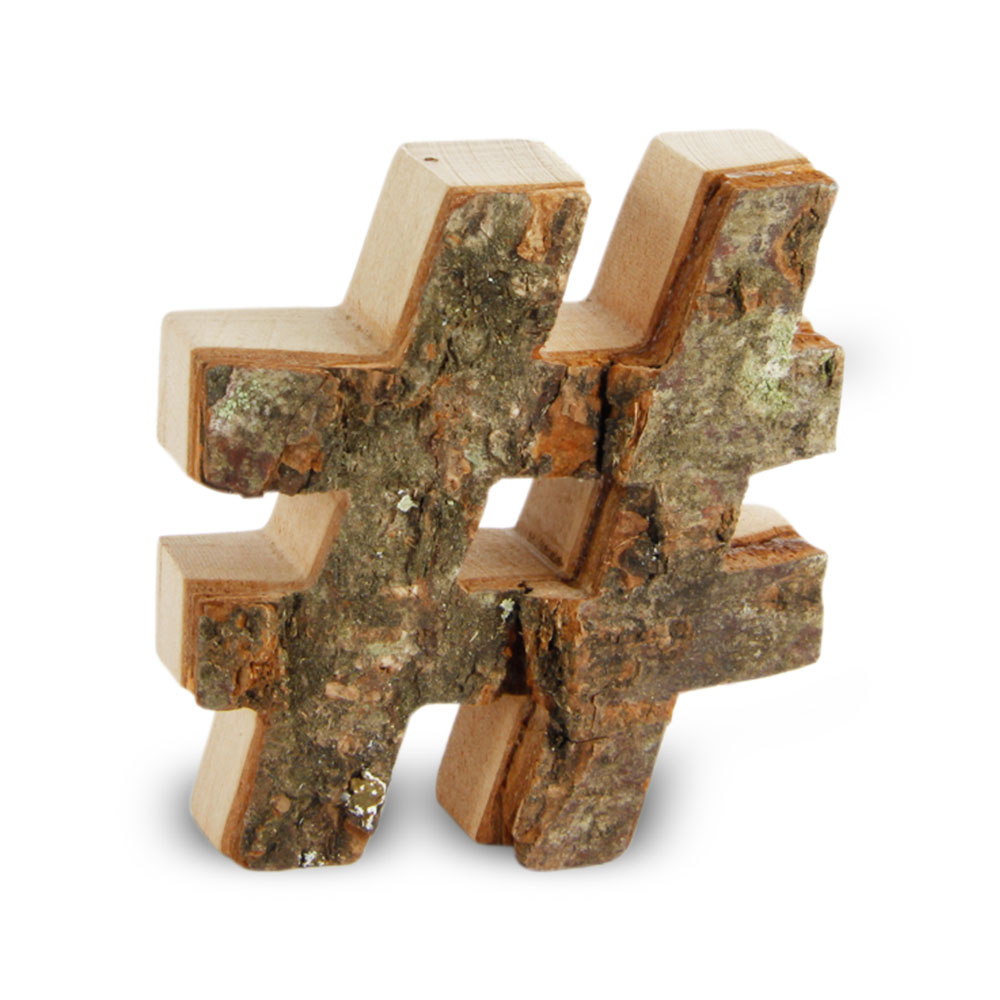 Holzbuchstabe mit Rinde: #