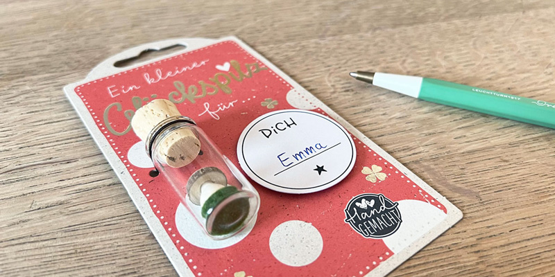 Waldfabrik LuckyOne Glückspilz dessen Botschaftsetikett eben beschriftet wurde