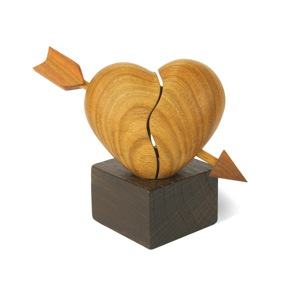 Herz mit Pfeil auf Eichensockel