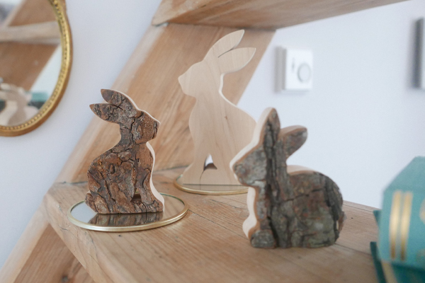 Waldfabrik Osterhasen aus Holz als Osterdeko in der Gruppe dekoriert